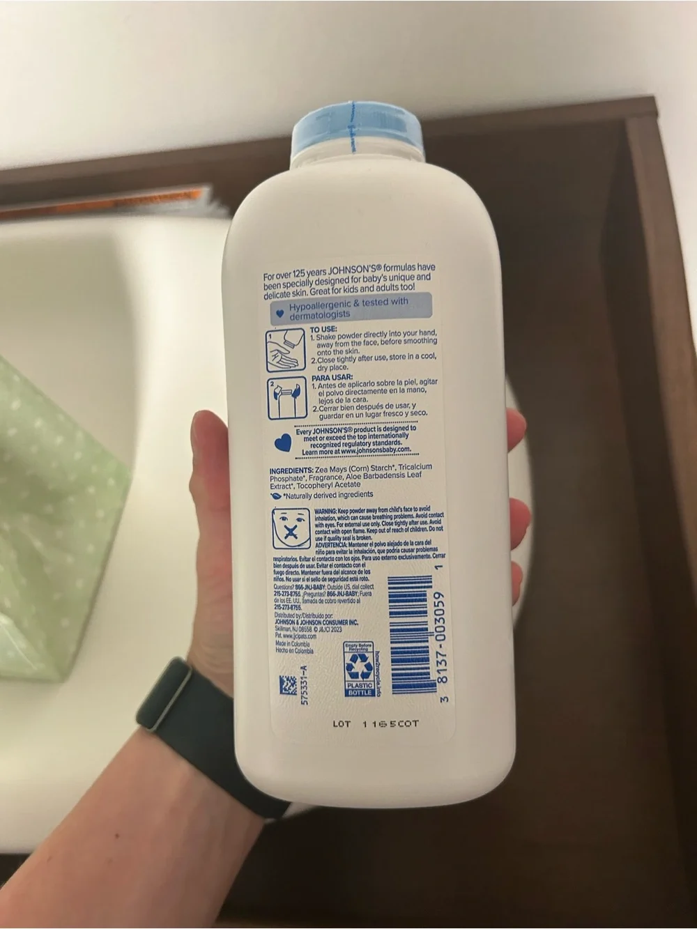 Johnson's Aloe & Vitamin E Baby Powder - White with Blue Cap